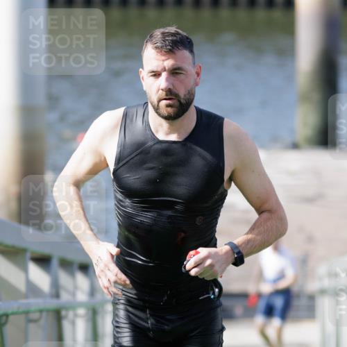 10.08.2025 - GEWOBA Citytriathlon Bremen H.Heesch http://msf.ph/oto/8551403 10.08.2025 10:22:17 Schwimmen 356, 393, 401, 419 meine-sportfotos.de