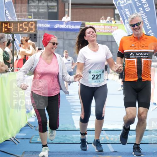 10.08.2025 - GEWOBA Citytriathlon Bremen H.Heesch http://msf.ph/oto/8551405 10.08.2025 11:45:41 Ziel 39, 221, 227 meine-sportfotos.de