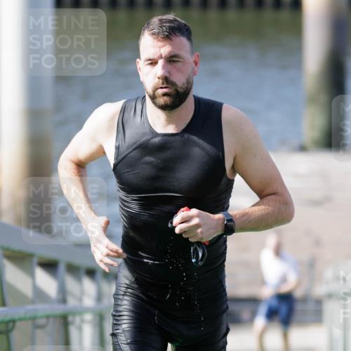10.08.2025 - GEWOBA Citytriathlon Bremen H.Heesch http://msf.ph/oto/8551406 10.08.2025 10:22:17 Schwimmen 356, 393, 401, 419 meine-sportfotos.de