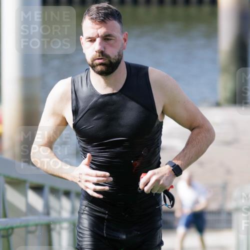 10.08.2025 - GEWOBA Citytriathlon Bremen H.Heesch http://msf.ph/oto/8551408 10.08.2025 10:22:17 Schwimmen 356, 393, 401, 419 meine-sportfotos.de