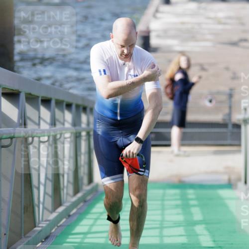 10.08.2025 - GEWOBA Citytriathlon Bremen H.Heesch http://msf.ph/oto/8551409 10.08.2025 10:22:26 Schwimmen 401 meine-sportfotos.de
