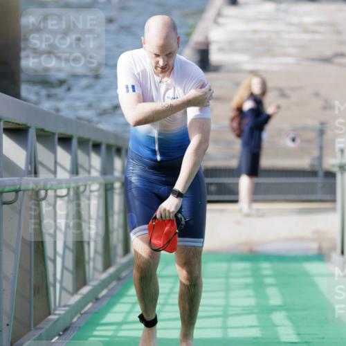 10.08.2025 - GEWOBA Citytriathlon Bremen H.Heesch http://msf.ph/oto/8551410 10.08.2025 10:22:26 Schwimmen 401 meine-sportfotos.de