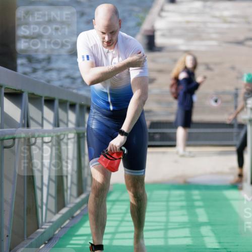10.08.2025 - GEWOBA Citytriathlon Bremen H.Heesch http://msf.ph/oto/8551411 10.08.2025 10:22:26 Schwimmen 401 meine-sportfotos.de