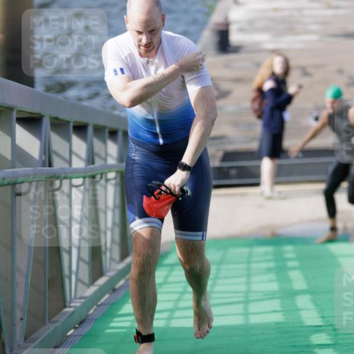 10.08.2025 - GEWOBA Citytriathlon Bremen H.Heesch http://msf.ph/oto/8551412 10.08.2025 10:22:26 Schwimmen 401 meine-sportfotos.de