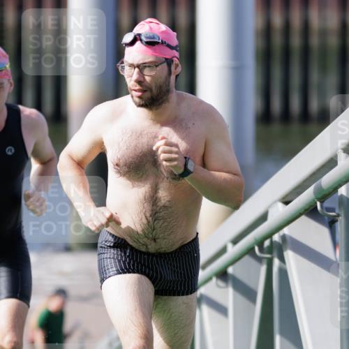 10.08.2025 - GEWOBA Citytriathlon Bremen H.Heesch http://msf.ph/oto/8551431 10.08.2025 10:22:43 Schwimmen 133, 380, 404, 474, 492, 513 meine-sportfotos.de