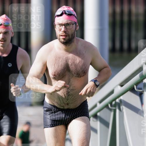 10.08.2025 - GEWOBA Citytriathlon Bremen H.Heesch http://msf.ph/oto/8551433 10.08.2025 10:22:43 Schwimmen 133, 380, 404, 474, 492, 513 meine-sportfotos.de