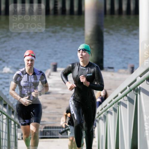 10.08.2025 - GEWOBA Citytriathlon Bremen H.Heesch http://msf.ph/oto/8551438 10.08.2025 10:22:49 Schwimmen 205, 380, 492 meine-sportfotos.de