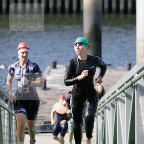 10.08.2025 - GEWOBA Citytriathlon Bremen H.Heesch http://msf.ph/oto/8551442 10.08.2025 10:22:49 Schwimmen 205, 380, 492 meine-sportfotos.de