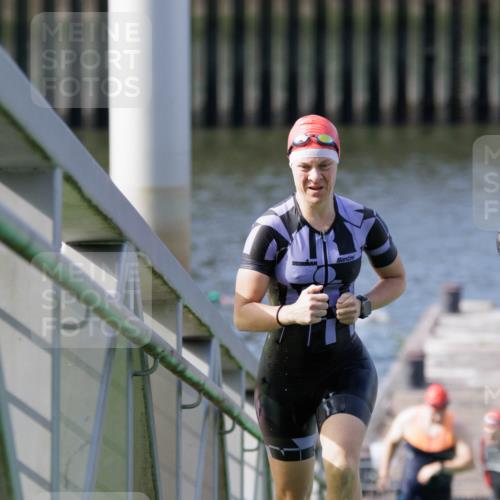 10.08.2025 - GEWOBA Citytriathlon Bremen H.Heesch http://msf.ph/oto/8551443 10.08.2025 10:22:50 Schwimmen 205, 380, 492 meine-sportfotos.de