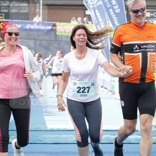 10.08.2025 - GEWOBA Citytriathlon Bremen H.Heesch http://msf.ph/oto/8551448 10.08.2025 11:45:41 Ziel 39, 221, 227 meine-sportfotos.de
