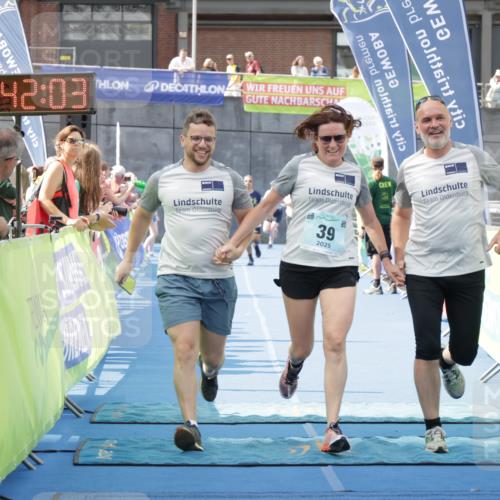 10.08.2025 - GEWOBA Citytriathlon Bremen H.Heesch http://msf.ph/oto/8551450 10.08.2025 11:45:45 Ziel 39, 221, 227 meine-sportfotos.de