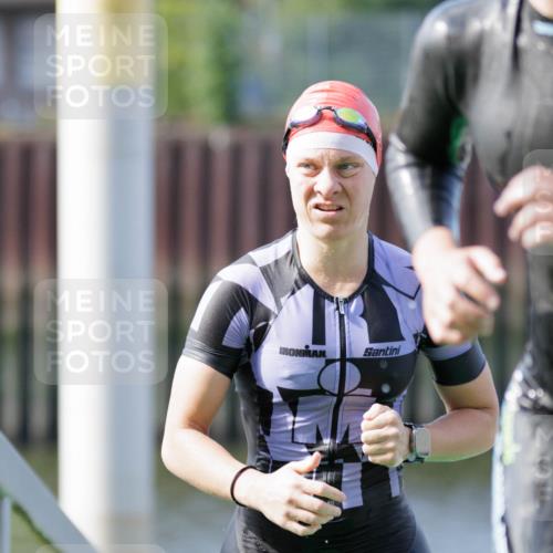 10.08.2025 - GEWOBA Citytriathlon Bremen H.Heesch http://msf.ph/oto/8551453 10.08.2025 10:22:53 Schwimmen 205, 359, 429, 492 meine-sportfotos.de