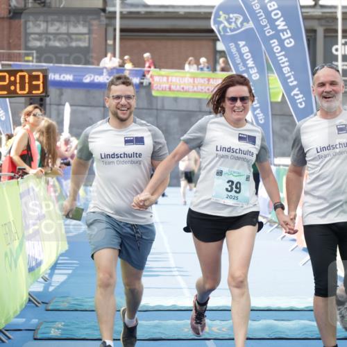 10.08.2025 - GEWOBA Citytriathlon Bremen H.Heesch http://msf.ph/oto/8551455 10.08.2025 11:45:45 Ziel 39, 221, 227 meine-sportfotos.de