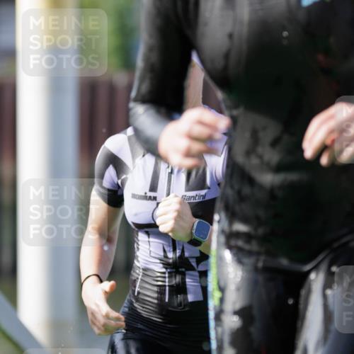 10.08.2025 - GEWOBA Citytriathlon Bremen H.Heesch http://msf.ph/oto/8551456 10.08.2025 10:22:53 Schwimmen 205, 359, 429, 492 meine-sportfotos.de