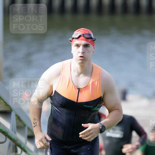 10.08.2025 - GEWOBA Citytriathlon Bremen H.Heesch http://msf.ph/oto/8551457 10.08.2025 10:22:56 Schwimmen 205, 359, 429, 447, 464, 492 meine-sportfotos.de