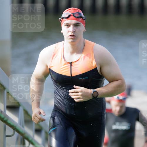 10.08.2025 - GEWOBA Citytriathlon Bremen H.Heesch http://msf.ph/oto/8551460 10.08.2025 10:22:56 Schwimmen 205, 359, 429, 447, 464, 492 meine-sportfotos.de