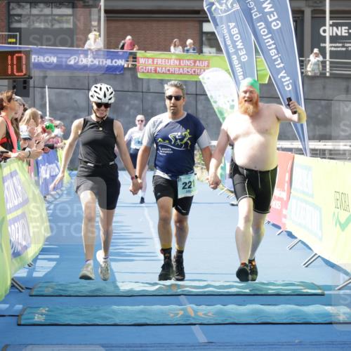 10.08.2025 - GEWOBA Citytriathlon Bremen H.Heesch http://msf.ph/oto/8551462 10.08.2025 11:45:52 Ziel 23, 39, 221 meine-sportfotos.de