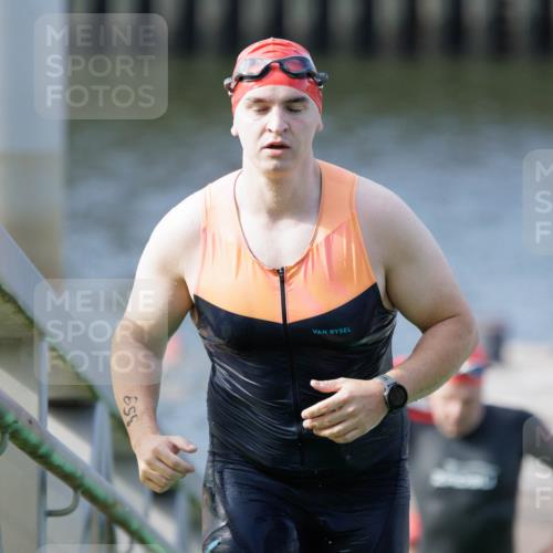 10.08.2025 - GEWOBA Citytriathlon Bremen H.Heesch http://msf.ph/oto/8551463 10.08.2025 10:22:56 Schwimmen 205, 359, 429, 447, 464, 492 meine-sportfotos.de