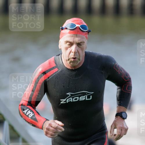 10.08.2025 - GEWOBA Citytriathlon Bremen H.Heesch http://msf.ph/oto/8551468 10.08.2025 10:23:01 Schwimmen 359, 429, 447, 464 meine-sportfotos.de