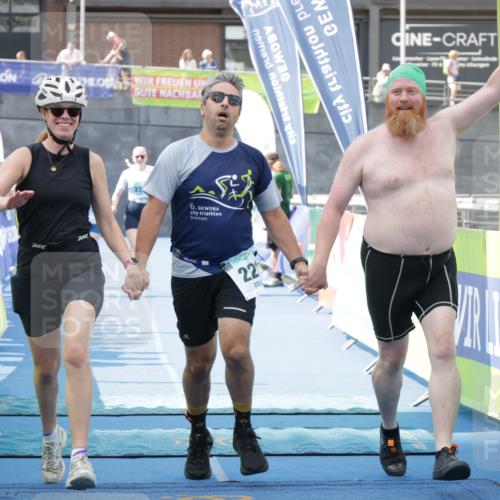 10.08.2025 - GEWOBA Citytriathlon Bremen H.Heesch http://msf.ph/oto/8551469 10.08.2025 11:45:53 Ziel 23, 39, 221 meine-sportfotos.de