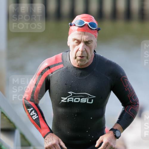 10.08.2025 - GEWOBA Citytriathlon Bremen H.Heesch http://msf.ph/oto/8551471 10.08.2025 10:23:01 Schwimmen 359, 429, 447, 464 meine-sportfotos.de