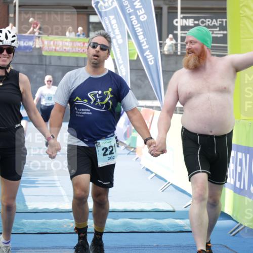 10.08.2025 - GEWOBA Citytriathlon Bremen H.Heesch http://msf.ph/oto/8551472 10.08.2025 11:45:53 Ziel 23, 39, 221 meine-sportfotos.de