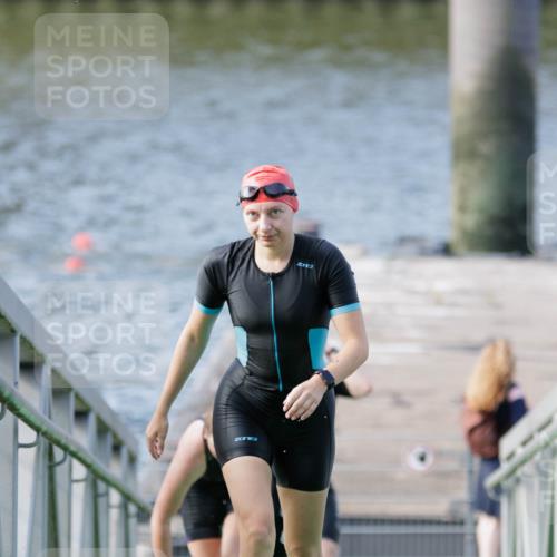 10.08.2025 - GEWOBA Citytriathlon Bremen H.Heesch http://msf.ph/oto/8551477 10.08.2025 10:23:04 Schwimmen 359, 392, 429, 447, 464 meine-sportfotos.de