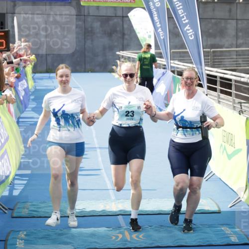 10.08.2025 - GEWOBA Citytriathlon Bremen H.Heesch http://msf.ph/oto/8551479 10.08.2025 11:45:57 Ziel 23 meine-sportfotos.de