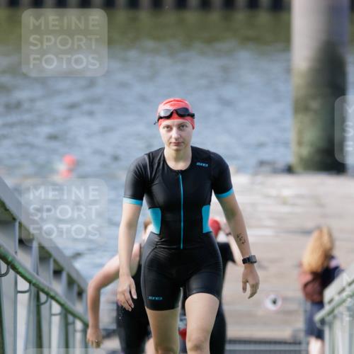 10.08.2025 - GEWOBA Citytriathlon Bremen H.Heesch http://msf.ph/oto/8551481 10.08.2025 10:23:04 Schwimmen 359, 392, 429, 447, 464 meine-sportfotos.de
