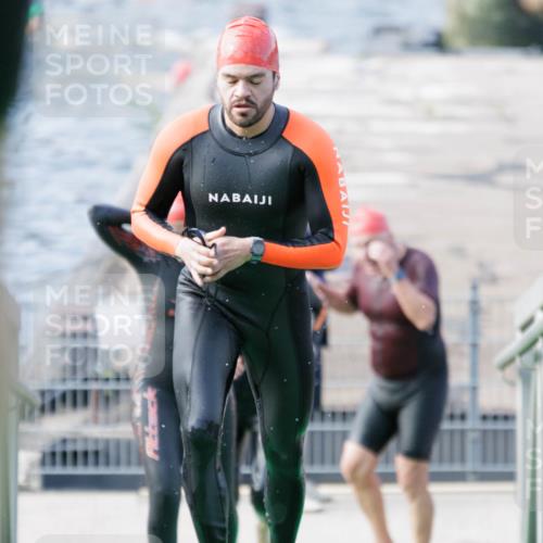 10.08.2025 - GEWOBA Citytriathlon Bremen H.Heesch http://msf.ph/oto/8551494 10.08.2025 10:23:16 Schwimmen 378, 392, 436, 505 meine-sportfotos.de