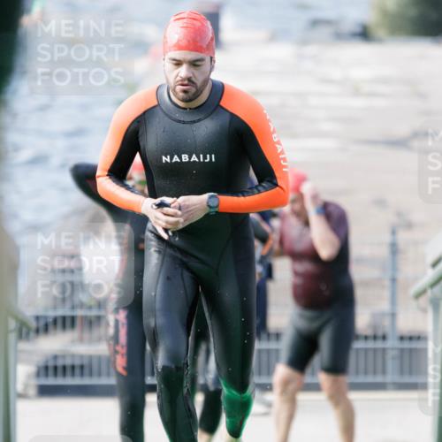 10.08.2025 - GEWOBA Citytriathlon Bremen H.Heesch http://msf.ph/oto/8551496 10.08.2025 10:23:16 Schwimmen 378, 392, 436, 505 meine-sportfotos.de