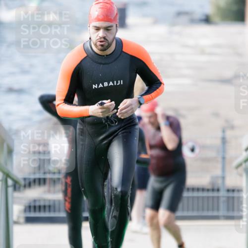 10.08.2025 - GEWOBA Citytriathlon Bremen H.Heesch http://msf.ph/oto/8551498 10.08.2025 10:23:16 Schwimmen 378, 392, 436, 505 meine-sportfotos.de