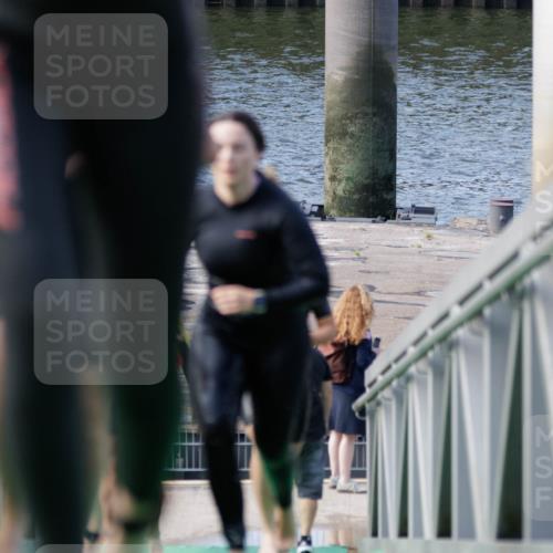 10.08.2025 - GEWOBA Citytriathlon Bremen H.Heesch http://msf.ph/oto/8551514 10.08.2025 10:23:30 Schwimmen 105, 452, 455, 481, 482, 506 meine-sportfotos.de