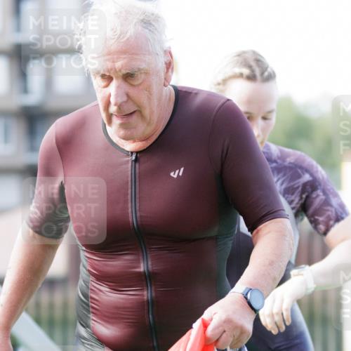 10.08.2025 - GEWOBA Citytriathlon Bremen H.Heesch http://msf.ph/oto/8551534 10.08.2025 10:23:40 Schwimmen 97, 159, 452 meine-sportfotos.de