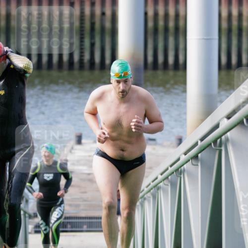 10.08.2025 - GEWOBA Citytriathlon Bremen H.Heesch http://msf.ph/oto/8551540 10.08.2025 10:23:44 Schwimmen 97, 159 meine-sportfotos.de