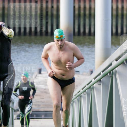 10.08.2025 - GEWOBA Citytriathlon Bremen H.Heesch http://msf.ph/oto/8551542 10.08.2025 10:23:44 Schwimmen 97, 159 meine-sportfotos.de