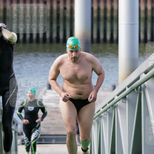 10.08.2025 - GEWOBA Citytriathlon Bremen H.Heesch http://msf.ph/oto/8551543 10.08.2025 10:23:44 Schwimmen 97, 159 meine-sportfotos.de