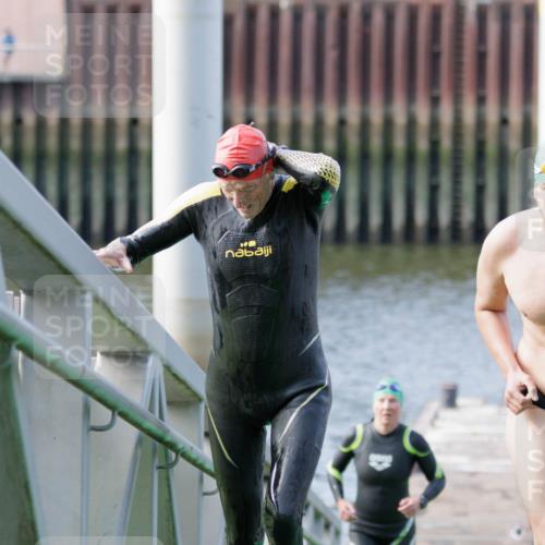 10.08.2025 - GEWOBA Citytriathlon Bremen H.Heesch http://msf.ph/oto/8551545 10.08.2025 10:23:45 Schwimmen 97, 159 meine-sportfotos.de