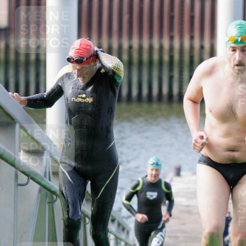 10.08.2025 - GEWOBA Citytriathlon Bremen H.Heesch http://msf.ph/oto/8551552 10.08.2025 10:23:45 Schwimmen 97, 159 meine-sportfotos.de