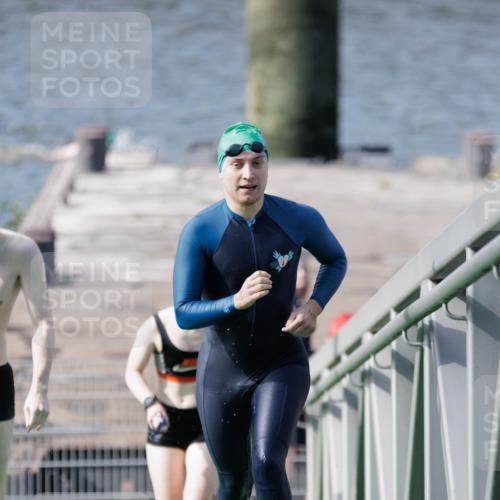 10.08.2025 - GEWOBA Citytriathlon Bremen H.Heesch http://msf.ph/oto/8551560 10.08.2025 10:23:57 Schwimmen 21, 49, 458 meine-sportfotos.de