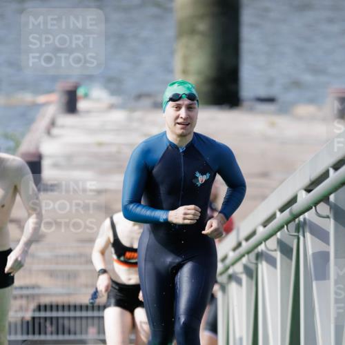 10.08.2025 - GEWOBA Citytriathlon Bremen H.Heesch http://msf.ph/oto/8551561 10.08.2025 10:23:57 Schwimmen 21, 49, 458 meine-sportfotos.de