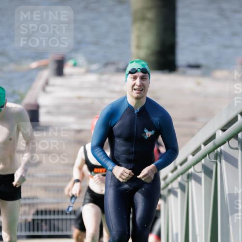10.08.2025 - GEWOBA Citytriathlon Bremen H.Heesch http://msf.ph/oto/8551563 10.08.2025 10:23:57 Schwimmen 21, 49, 458 meine-sportfotos.de