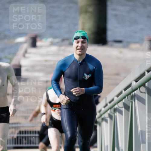 10.08.2025 - GEWOBA Citytriathlon Bremen H.Heesch http://msf.ph/oto/8551564 10.08.2025 10:23:57 Schwimmen 21, 49, 458 meine-sportfotos.de