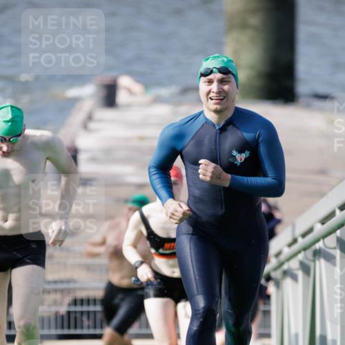 10.08.2025 - GEWOBA Citytriathlon Bremen H.Heesch http://msf.ph/oto/8551566 10.08.2025 10:23:57 Schwimmen 21, 49, 458 meine-sportfotos.de