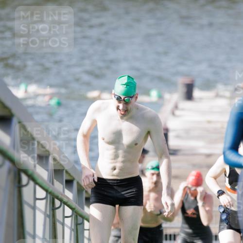 10.08.2025 - GEWOBA Citytriathlon Bremen H.Heesch http://msf.ph/oto/8551567 10.08.2025 10:23:58 Schwimmen 21, 49, 458 meine-sportfotos.de