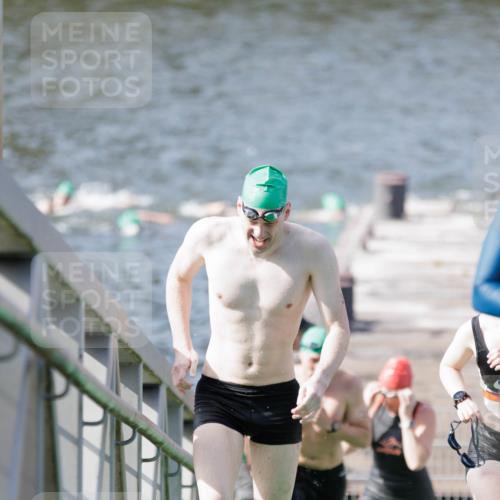 10.08.2025 - GEWOBA Citytriathlon Bremen H.Heesch http://msf.ph/oto/8551569 10.08.2025 10:23:58 Schwimmen 21, 49, 458 meine-sportfotos.de
