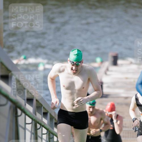 10.08.2025 - GEWOBA Citytriathlon Bremen H.Heesch http://msf.ph/oto/8551570 10.08.2025 10:23:59 Schwimmen 21, 49, 239, 458, 501 meine-sportfotos.de