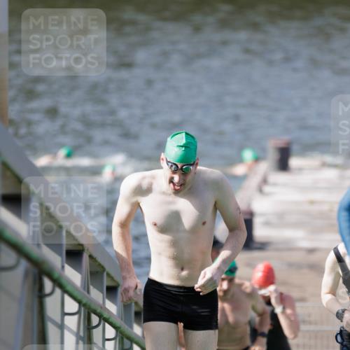 10.08.2025 - GEWOBA Citytriathlon Bremen H.Heesch http://msf.ph/oto/8551572 10.08.2025 10:23:59 Schwimmen 21, 49, 239, 458, 501 meine-sportfotos.de