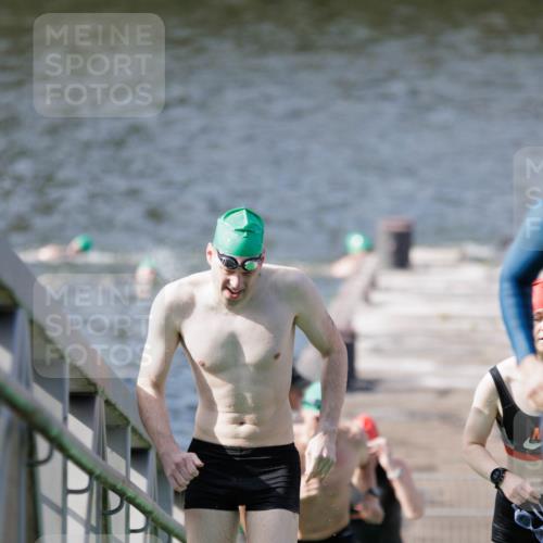 10.08.2025 - GEWOBA Citytriathlon Bremen H.Heesch http://msf.ph/oto/8551573 10.08.2025 10:23:59 Schwimmen 21, 49, 239, 458, 501 meine-sportfotos.de