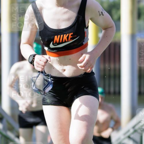 10.08.2025 - GEWOBA Citytriathlon Bremen H.Heesch http://msf.ph/oto/8551582 10.08.2025 10:24:05 Schwimmen 21, 49, 239, 245, 458, 485, 501 meine-sportfotos.de